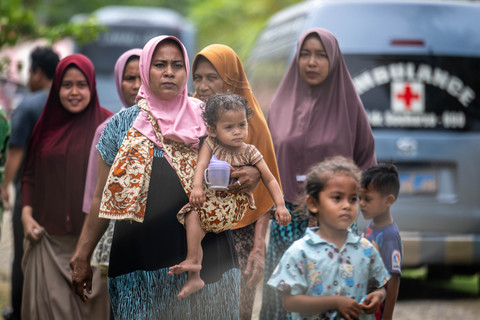 Sejumlah pengungsi bencana banjir berjalan di Desa Kuala Keureuto, Aceh Utara, Aceh, Senin (8/12/2025). Foto: Bayu Pratama S/ANTARA FOTO