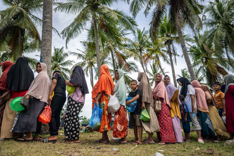 Sejumlah pengungsi antre mengambil makan di posko bencana banjir, Desa Kuala Cangkoy di Aceh Utara, Aceh, Senin (8/12/2025). Foto: Bayu Pratama S/ANTARA FOTO