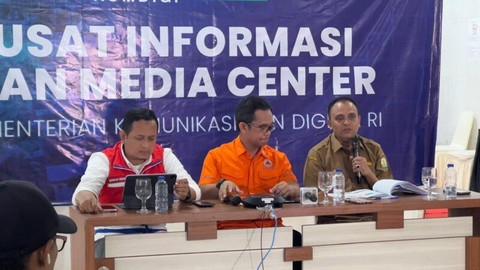Kepala Dinas Kesehatan Aceh Ferdiyus memberikan keterangan dalam konferensi pers di Media Center Posko Tanggap Darurat Bencana Hidrometeorologi, Banda Aceh, Senin (8/12/2025). Foto: Diskominsa Aceh