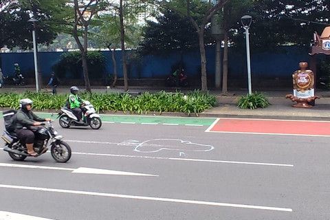 Lokasi VP Sekretaris SKK Migas Hudi Suryodipuro kecelakaan di Jalan Jenderal Sudirman, Jakarta, Selasa (9/12/2025). Foto: Rachmadi Rasyad/kumparan