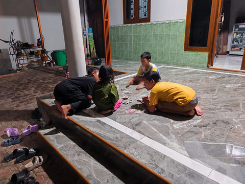 Ilustrasi anak bermain kartu tepuk. Sumber: Dokumentasi Pribadi.