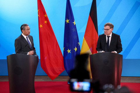 Menteri Luar Negeri Jerman Johann Wadephul dan Menteri Luar Negeri China Wang Yi menghadiri konferensi pers di Berlin, Jerman, pada 3 Juli 2025. Foto: Nadja Wohlleben/REUTERS