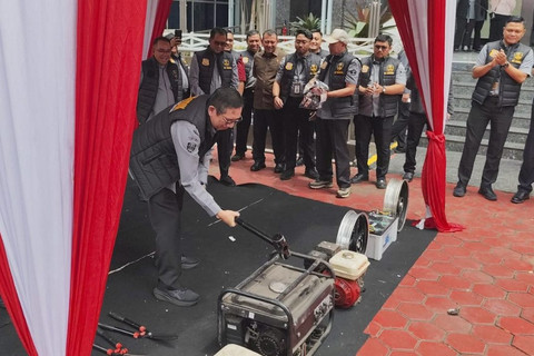 Suasana ekspose dan pemusnahan barang bukti hasil penanganan pelanggaran kekayaan intelektual oleh Direktorat Jenderal Kekayaan Intelektual (DJKI) Kementerian Hukum pada Selasa (9/12/2025).  Foto: Luthfi Humam/kumparan