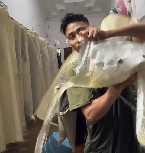 Baju pengantin kemasukan air imbas banjir di Kubu Raya, Kalbar. Foto: Dok. Instagram @je_wedding