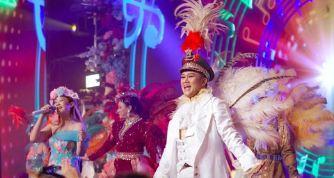 Pertunjukan Kabaret Raminten menghadirkan kabaret bernuansa Jawa dengan penampilan drag queens. Foto: Instagram/ramintencabaret