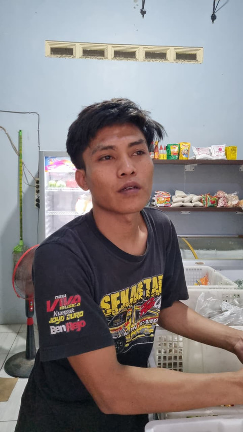 Aminudin saat ditemui di warung sayurnya. Foto: Farusma/kumparan