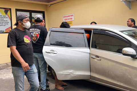 Penyidik membawa pemilik WO by Ayu Puspita, Ayu Puspita dan Dimas untuk dilakukan olah TKP, Selasa (9/12/2025). Foto: Nasywa Athifah/kumparan