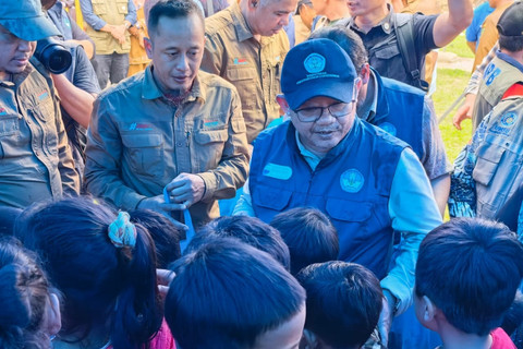 Mendikdasmen Abdul Mu'ti meninjau kondisi SD Negeri 057239 Sekoci, Bestiang, Langkat, Sumatera Utara, Selasa (9/12/2025). Foto: Fadjar Hadi/kumparan