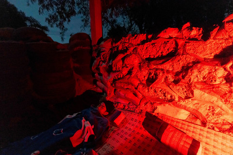 Warga Thailand yang mengungsi akibat bentrokan antara tentara Thailand dan Kamboja berlindung di Provinsi Buriram, Thailand, Selasa (9/12/2025). Foto: Wason Wanichakorn/AP PHOTO