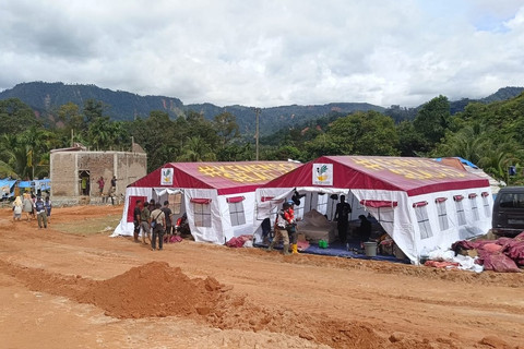 Kemensos mendirikan kamp pengungsian di Tanah Merah, Kecamatan Tukka, Kabupaten Tapanuli Tengah, Sumatera Utara. Foto: Kemensos RI