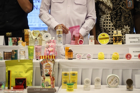 Badan Pengawas Obat dan Makanan (BPOM) memaparkan hasil operasi pengawasan kosmetik menjelang puncak Hari Belanja Online Nasional (Harbolnas) 2025. Foto: Iqbal Firdaus/kumparan