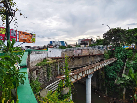 Situasi terkini Jembatan Kewek akan ditutup untuk kendaraan kendaraan besar oleh Pemkot Yogyakarta pada Rabu (10/12) besok. Foto: Arfiansyah Panji Purnandaru/kumparan