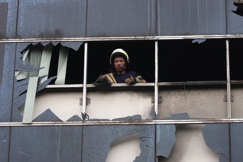 Petugas pemadam kebakaran melakukan penyisiran usai kebakaran Gedung Terra Drone di Kemayoran, Jakarta Pusat, Selasa (9/12/2025). Foto: Jamal Ramadhan/kumparan