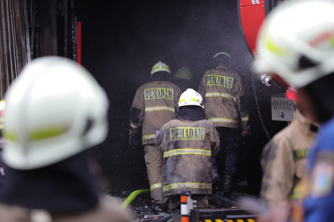 Petugas pemadam kebakaran melakukan penyisiran usai kebakaran Gedung Terra Drone di Kemayoran, Jakarta Pusat, Selasa (9/12/2025). Foto: Jamal Ramadhan/kumparan