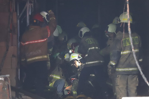 Petugas pemadam kebakaran melakukan penyisiran usai kebakaran Gedung Terra Drone di Kemayoran, Jakarta Pusat, Selasa (9/12/2025). Foto: Jamal Ramadhan/kumparan