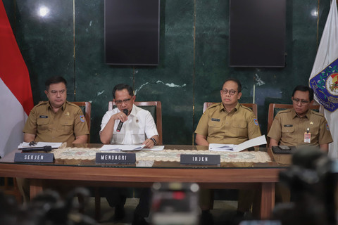 Mendagri Tito Karnavian menerbitkan surat keputusan pemberhentian sementara 3 bulan untuk Bupati Aceh Selatan Mirwan MS imbas berangkat umrah saat terjadi bencana. Foto: Jamal Ramadhan/kumparan