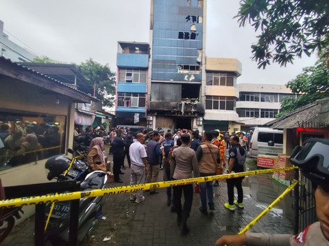 Garis polisi terpasang di Gedung Terra Drone, Jakarta, Selasa (9/12/2025). Foto: Rachmadi Rasyad/kumparan