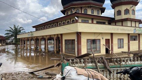 Masjid tergenang lumpur bekas banjir di Aceh Utara, Rabu (3/12/2025). Foto: Hedi/kumparan