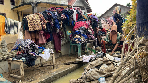 Warga terdampak banjir Aceh Utara mencuci di selokan, Rabu (3/12/2025). Foto: Hedi/kumparan
