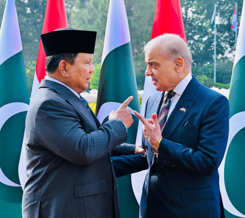 Presiden Republik Indonesia Prabowo Subianto menerima sambutan kenegaraan penuh kehormatan di kediaman resmi Perdana Menteri (PM) Pakistan Shehbaz Sharif di Islamabad, Selasa (9/12/2025). Foto: Dok. Laily Rachev - Biro Pers Sekretariat Presiden