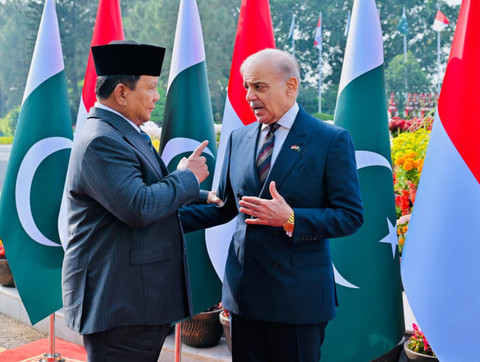 Presiden Republik Indonesia Prabowo Subianto menerima sambutan kenegaraan penuh kehormatan di kediaman resmi Perdana Menteri (PM) Pakistan Shehbaz Sharif di Islamabad, Selasa (9/12/2025). Foto: Dok. Laily Rachev - Biro Pers Sekretariat Presiden