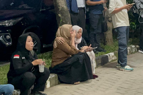 Isak tangis keluarga korban kebakaran Terra Drone di depan gedung DVI RS Polri, Kramat Jati, Jakarta Timur, Selasa (9/12/2025). Foto: Nasywa Athifah/kumparan