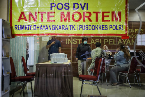 Raut wajah keluarga korban menunggu dan menanti kabar korban kebakaran gedung Terra Drone teridentifikasi di depan DVI RS Polri, Jakarta, Selasa (9/12/2025). Foto: Iqbal Firdaus/kumparan