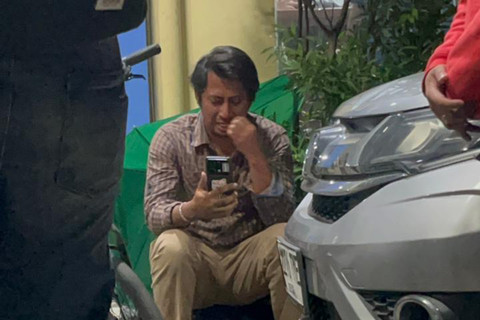 Isak tangis suami dari N, ibu hamil, yang menjadi korban kebakaran Terra Drone, di RS Polri, Kramat Jati, Jakarta Timur, Selasa (9/12/2025). Foto: Nasywa Athifah/kumparan