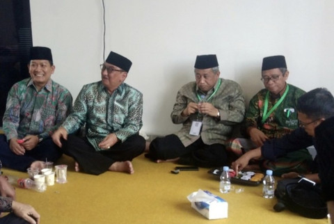 Penulis bersama KH. Hasib Wahab Chasbullah (putra pendiri NU) & Prof.Dr. Mohammad Nuh. (Foto: Dok. Syaefunnur Maszah)