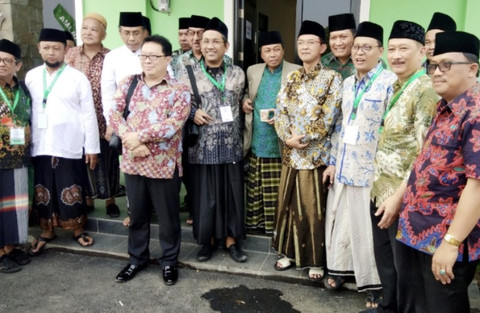 Penulis di antara KH.Yahya Cholil Staquf dan para tokoh NU. (Foto: Dok. Syaefunnur Maszah)