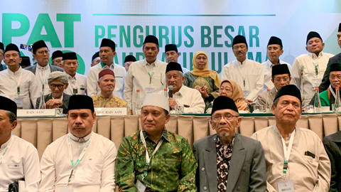 Rais Syuriyah Pengurus Besar Nahdlatul Ulama (PBNU) Mohammad Nuh membacakan pengumuman rapat pleno PBNU di Hotel Sultan, Jakarta Pusat, Selasa (9/12/2025). Foto: Zamachsyari/kumparan