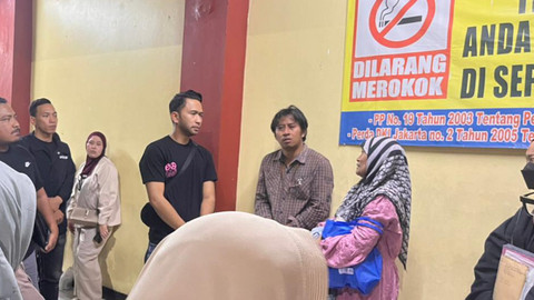 Momen doa bersama keluarga Novia, ibu hamil yang menjadi korban kebakaran Terra Drone, di RS Polri, Kramat Jati, Jakarta Timur, Selasa (9/12/2025). Foto: Nasywa Athifah/kumparan