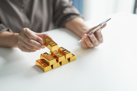 Ilustrasi investasi emas. Foto: Lee Charlie/Shutterstock