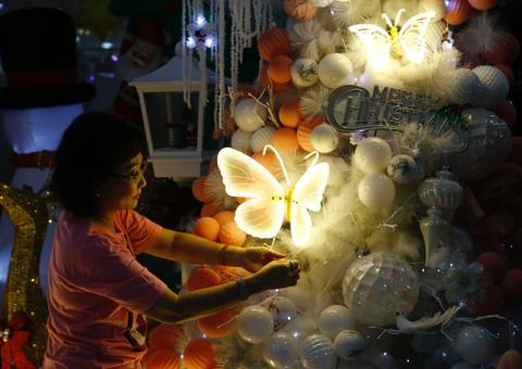 Pohon Natal Tak Melulu Merah, Hijau, atau Emas, Pink Juga Menarik