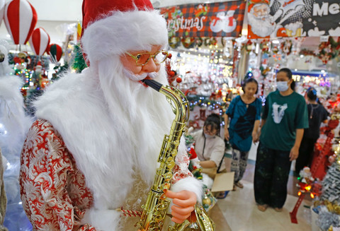 Pohon Natal Tak Melulu Merah, Hijau, atau Emas, Pink Juga Menarik (1)