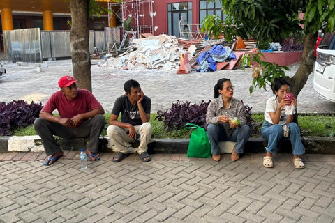 Keluarga korban kebakaran gedung Terra Drone menunggu identifikasi jenazah di Pos DVI RS Polri Kramat Jati, Jakarta Timur, Rabu (10/12/2025). Foto: Abid Raihan/kumparan