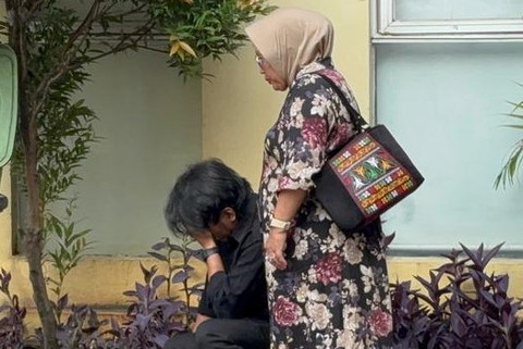 Salah satu keluarga korban kebakaran Terra Drone menangis saat menunggu identifikasi jenazah di Pos DVI RS Polri, Kramat Jati, Jakarta Timur, Rabu (10/12/2025). Foto: Abid Raihan/kumparan