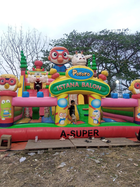  Ilustrasi anak bermain di istana balon. Foto: Yanz36/Shutterstock