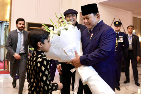 Presiden Prabowo Subianto disambut secara langsung oleh Presiden Pakistan, Asif Ali Zardari di Istana Kepresidenan Pakistan Aiwan-e-Sadr, Islamabad, Selasa (9/12/2025). Foto: Biro Pers Sekretariat Presiden