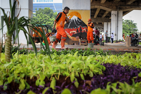 Petugas melakukan penataan di kolong Tol Becakayu, Jakarta Timur, Rabu (10/12/2025). Foto: Iqbal Firdaus/kumparan