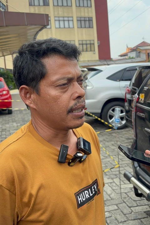 Sulaiman, keluarga korban kebakaran Terra Drone atas nama Pariyem menjawab pertanyaan wartawan saat menunggu jenazah Pariyem di DVI RS Polri, Kramat Jati, Jakarta Timur, Rabu (10/12/2025). Foto: Abid Raihan/kumparan