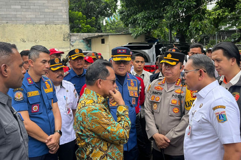 Menteri Dalam Negeri Tito Karnavian tiba di gedung Terra Drone, Kemayoran, Jakarta Pusat, Rabu (10/12/2025). Foto: Rayyan Farhansyah/kumparan