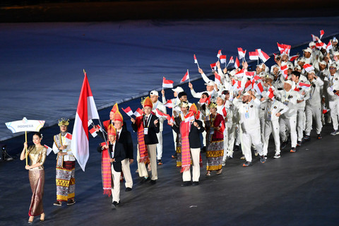 Atlet dan ofisial kontingen Indonesia mengikuti defile dalam pembukaan SEA Games 2025 di Stadion Rajamangala, Bangkok, Thailand, Selasa (9/12/2025). Foto: Nova Wahyudi/ANTARA FOTO