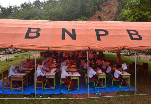 Sejumlah siswa mengikuti ujian di bawah tenda, di SDN 05 Batang Anai, Padang Pariaman, Sumatera Barat, Senin (8/12/2025). Foto: Iggoy el Fitra/ANTARA FOTO