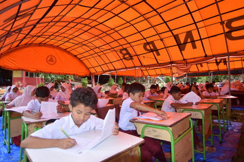 Sejumlah siswa mengikuti ujian di bawah tenda, di SDN 05 Batang Anai, Padang Pariaman, Sumatera Barat, Senin (8/12/2025). Foto: Iggoy el Fitra/ANTARA FOTO
