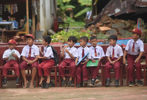 Sejumlah siswa duduk menunggu kedatangan meja dan kursi untuk ujian di SDN 05 Batang Anai, Padang Pariaman, Sumatera Barat, Senin (8/12/2025). Foto: Iggoy el Fitra/ANTARA FOTO