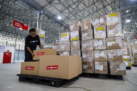 Pekerja Lion Parcel menata paket barang di Gudang Lion Parcel Hub, Halim Perdanakusuma, Jakarta, Rabu (10/12/2025). Foto: Iqbal Firdaus/kumparan