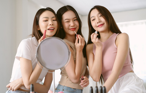 Ilustrasi perempuan memakai lipstik. Foto: zEdward_Indy/Shutterstock