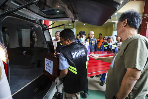Petugas mengangkat peti jenazah korban kebakaran Gedung Terra Drone di Rumah Sakit Polri, Jakarta, Rabu (10/12/2025). Foto: Iqbal Firdaus/kumparan