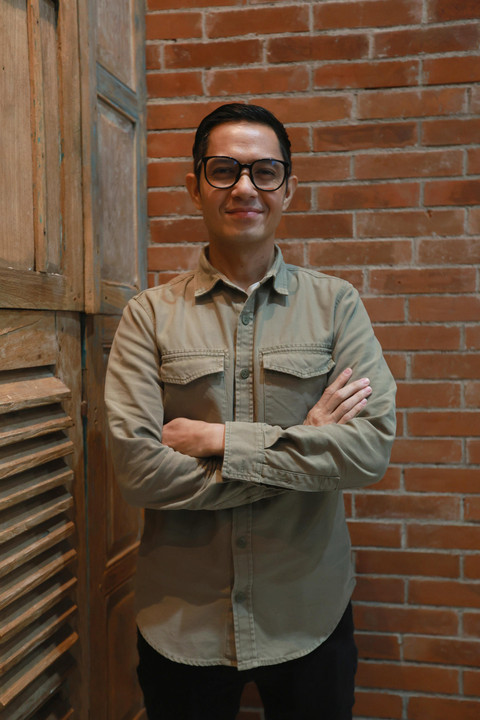 Artis sinetron Dude Harlino saat memberi keterangan pers di kawasan Tebet, Jakarta, Rabu, (10/12/2025). Foto: Agus Apriyanto